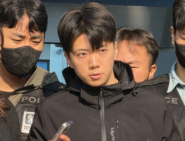 살인·살인미수 혐의를 받는 장윤기(23)가 지난 5월14일 오전 광주 서부경찰서에서 검찰로 송치되고 있다 (사진=뉴스1)
