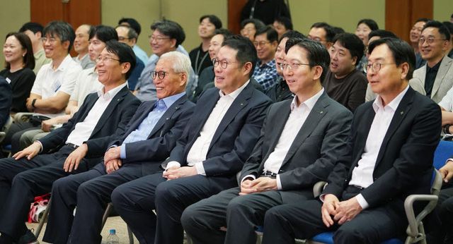 김규영 HS효성 회장(앞줄 왼쪽부터 두번째), 조현상 HS효성 부회장(앞줄 왼쪽부터 세번째)을 비롯한 경영진들과 임직원들이 HS효성 창립 2주년 행사에 참석했다.(사진=HS효성 제공)