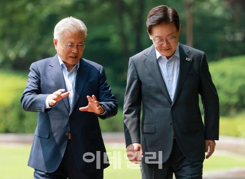 이재명 대통령과 문재인 전 대통령이 1일 청와대 상춘재에서 열린 오찬 회동에 입장하고 있다. (사진=뉴스1)