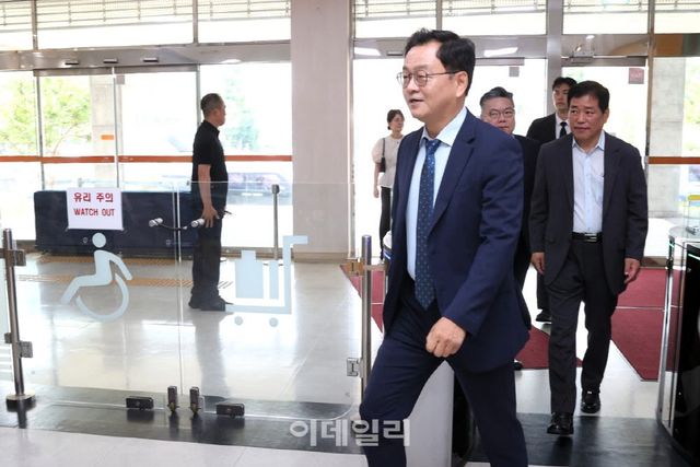 첫 출근하는 민경선 시장.(사진=고양특례시)