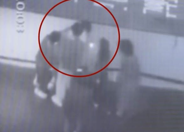 충남 천안에서 지적장애가 있는 중학생을 집단 폭행하는 장면이 담긴 CCTV 영상. (사진=MBC 보도 캡처)