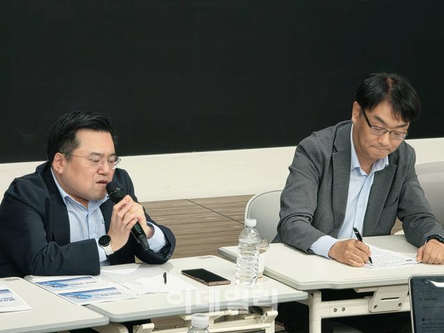 과학기술정보통신부 이도규 정보통신정책실장(오른쪽)과 박태완 정보통신정책관이 1일 서울 광화문 KT웨스트에서 진행된 기자간담회에서 기자들의 질문에 답하고 있다. (사진=한광범 기자)
