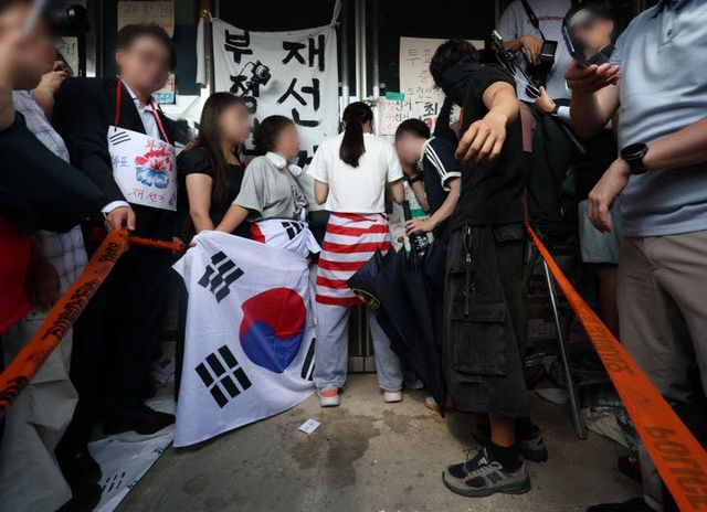 지난달 16일 30대 여성 A 씨가 체육단체의 경기장 출입을 저지하며 버티고 있다.(사진=연합뉴스)