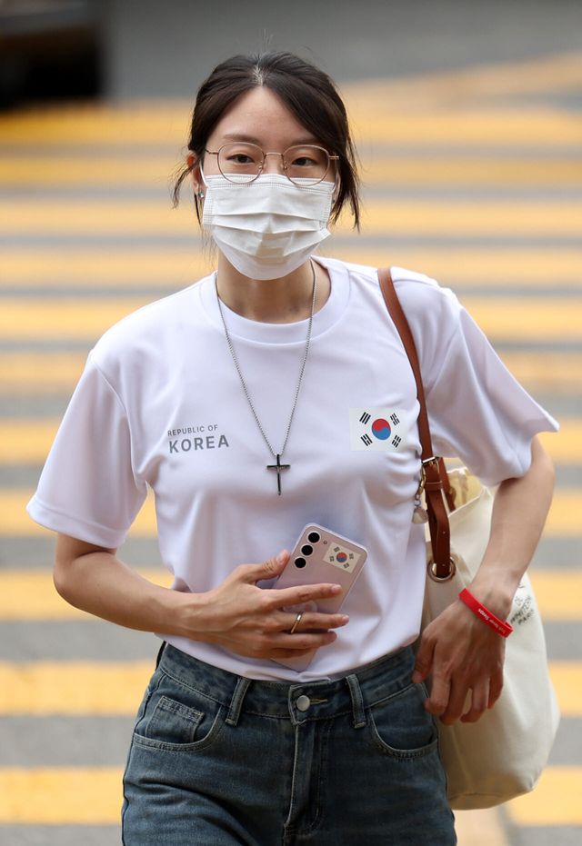체육단체들의 올림픽공원 핸드볼경기장(잠실 개표소) 사무실 진입을 막아 업무방해 혐의로 입건된 30대 여성(일명 올다르크)이 10일 서울 송파경찰서에서 진행되는 피의자 조사에 출석하고 있다.(사진=뉴시스)