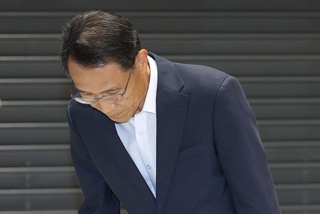 유재성 경찰청장 직무대행이 10일 인천국제공항 제2여객터미널을 통해 귀국해 취재진 질문에 답한 뒤 인사하고 있다. (사진=연합뉴스)