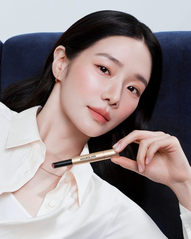 배우 박규영과 함께한 아워글래스 '팬텀 블러 밤' 화보. (사진=신세계인터내셔날)