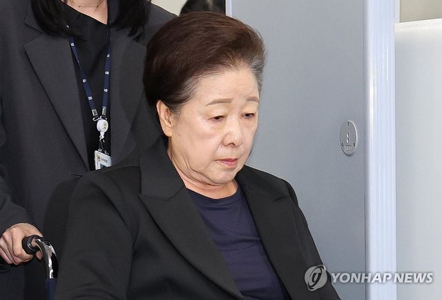 윤석열 정권과 통일교가 연관된 '정교유착 국정농단' 의혹을 받는 한학자 통일교 총재가 지난해 9월 22일 서울중앙지법에서 구속 전 피의자 심문(영장실질심사)을 마친 뒤 법정을 나서고 있다. (사진=연합뉴스)
