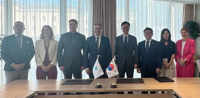 김용선 지식재산처장(왼쪽 5번째)이 주앙 네그랑 EUIPO 사무총장(왼쪽에서 4번째) 및 관계자들과 기념촬영을 하고 있다. (사진=지식재산처 제공)
