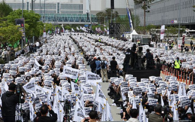 지난달 23일 경기도 평택시 삼성전자 평택캠퍼스 앞에서 열린 삼성전자 노동조합 공동투쟁본부 투쟁 결의대회'에서 조합원들이 구호를 외치고 있다. (사진=연합뉴스)