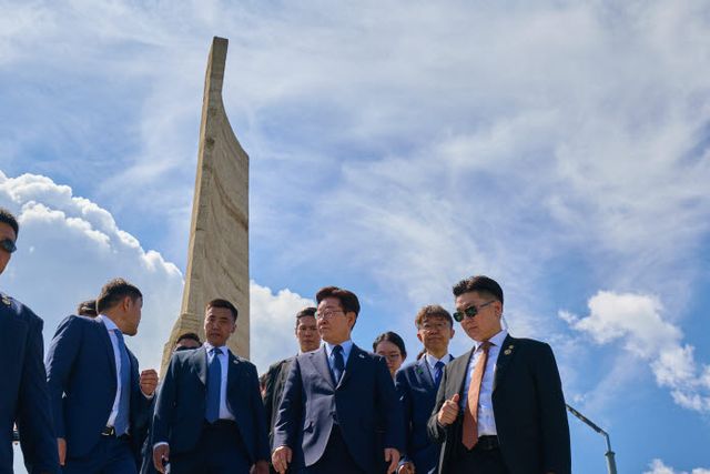 몽골을 국빈방문 중인 이재명 대통령이 지난 10일(현지시간) 울란바타르 자이승 전망대에서 주변을 보고 있다. 이 대통령은 이날 이태준 열사 기념관에서 자이승 전망대 인근이 이태준 선생의 시신을 안장한 곳으로 추정된다는 설명을 듣고 이곳을 찾았다.(사진=연합뉴스)