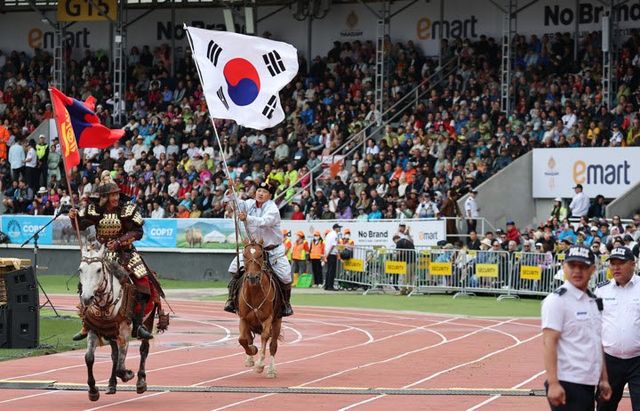 몽골 나담축제에서 태극기를 활용한 마상 퍼레이드를 선보이고 있다.(사진=연합)
