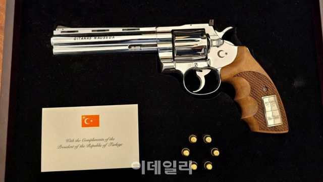 레제프 타이이프 에르도안 튀르키예 대통령이 기타나스 나우세다 리투아니아 대통령에게 선물한 권총.(사진=로이터)