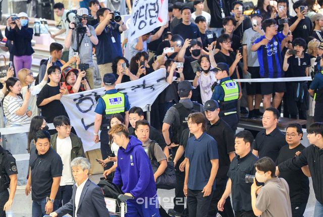 2026 북중미 월드컵을 마친 홍명보 전 대한민국 축구대표 감독이 30일 새벽 조현우, 박항서 단장 등과 함께 인천국제공항 2터미널을 통해 귀국하고 있다. 사진=방인권 기자