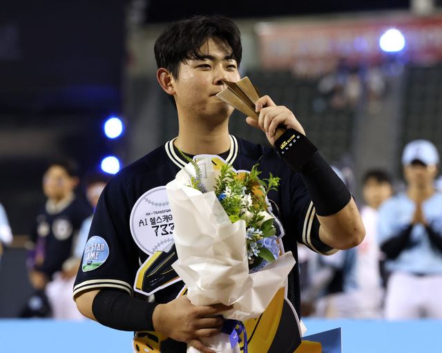 11일 서울 잠실야구장에서 열린 KBO 프로야구 올스타전에서 미스터올스타를 수상한 한화 허인서가 기념사진을 촬영하고 있다. 사진=연합뉴스