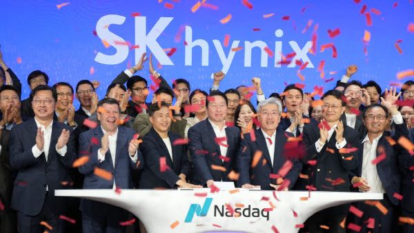 10일(현지시간) 최태원 SK회장(가운데)이 임원진들과 함께 나스닥증권거래소에서 상장 기념 오픈벨을 누르고 있다. (사진=나스닥 제공)