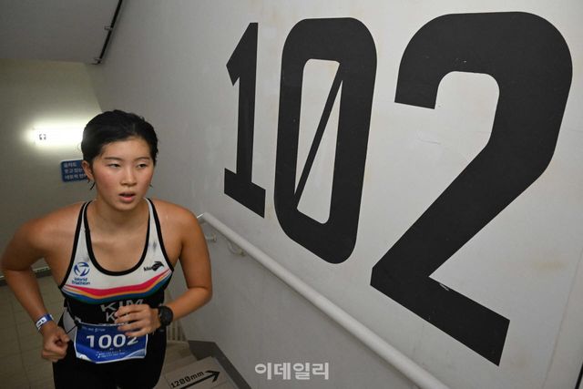 [이데일리 방인권 기자] 12일 서울 송파구 롯데월드타워와 석촌호수에서 열린 ‘2026 롯데 아쿠아슬론’에 참가한 선수들이 석촌호수를 수영을 마친 뒤, 결승점을 향하고 있다.