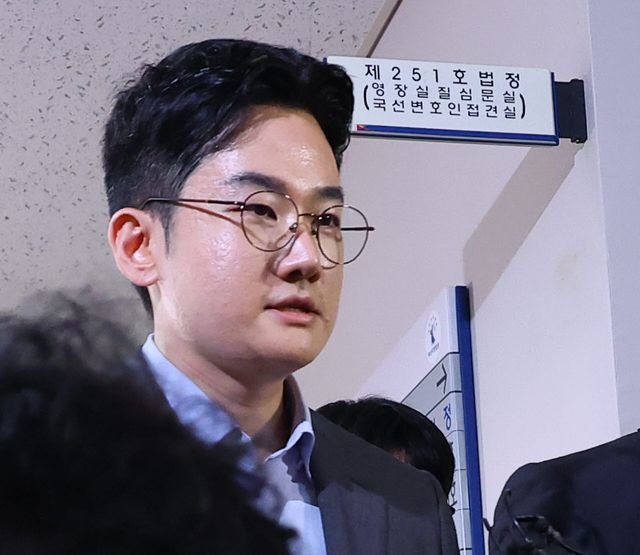 지난 6·3 지방선거에서 피습 자작극 혐의를 받는 정이한 전 개혁신당 부산시장 후보가 8일 부산지방법원에 구속 전 피의자 심문(영장실질심사)에 출석하기위해 법정에 들어서고 있다. (사진=연합뉴스)