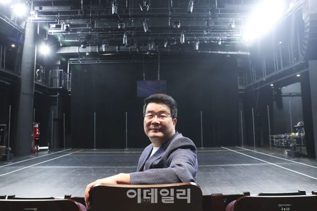 송형종 서울문화재단 대표가 최근 서울 종로구 서울문화재단 대학로센터에서 가진 이데일리와의 인터뷰에 앞서 포즈를 취하고 있다. (사진=이영훈 기자)