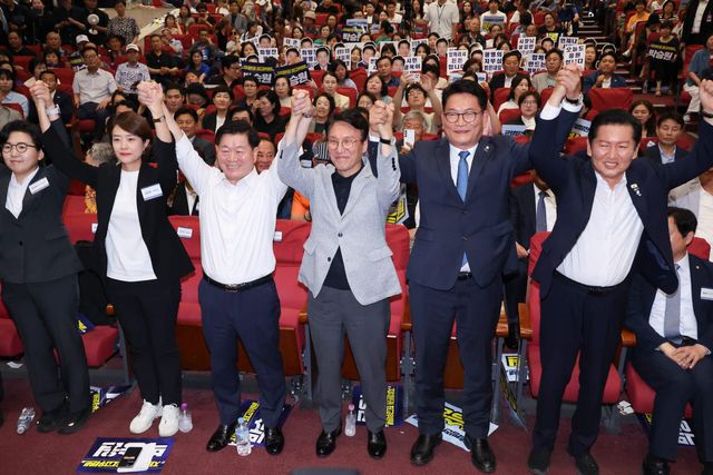 더불어민주당 당대표 후보들이 12일 서울 여의도 국회 의원회관에서 열린 전국자치분권민주지도자회의 당대표 후보 정견 발표에서 상임대표를 맡고 있는 박승원 광명시장과 기념 촬영을 하고 있다.(사진=뉴시스)