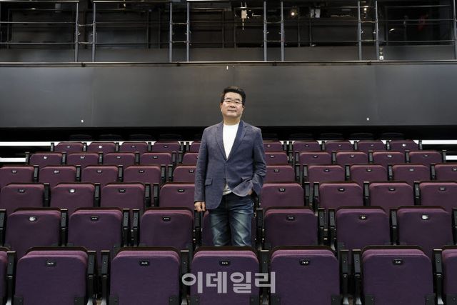 송형종 서울문화재단 대표가 최근 서울 종로구 서울문화재단 대학로센터에서 가진 이데일리와의 인터뷰에 앞서 포즈를 취하고 있다. (사진=이영훈 기자)