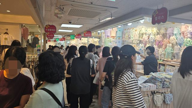 10일 오전 남대문 아동복 거리 브루뎅 매장에 방문객들이 몰려있다. (사진=김지우 기자)