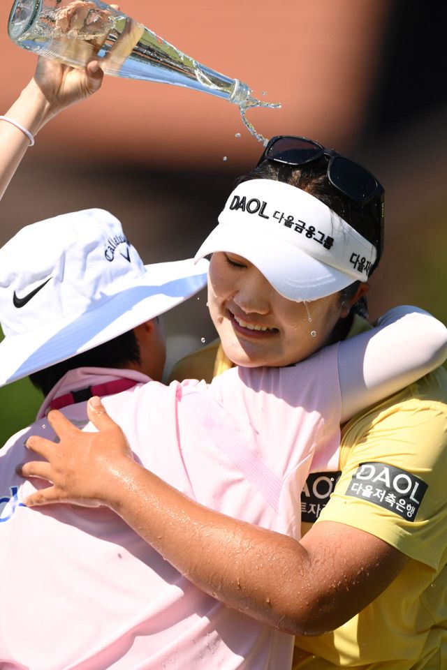 유해란이 연장 끝에 우승을 차지하는 순간 동료들이 물과 샴폐인을 뿌리며 축하하고 있다. (사진=아문디 에비앙 챔피언십 제공)