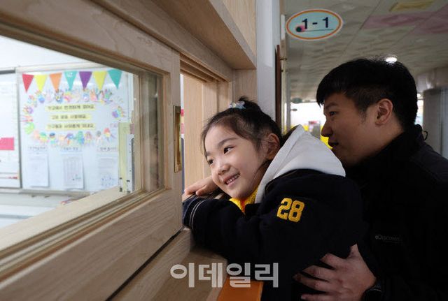 경기 수원시 팔달구 팔달초등학교에서 열린 2026학년도 신입생 예비소집에서 예비신입생들과 학부모가 1학년 교실을 살펴보고 있다.(사진=뉴스1)