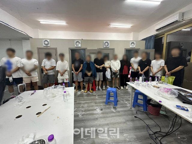 캄보디아 현지에서 검거된 노쇼사기 조직원들의 모습.(사진=서울동부지검 합수부 제공)