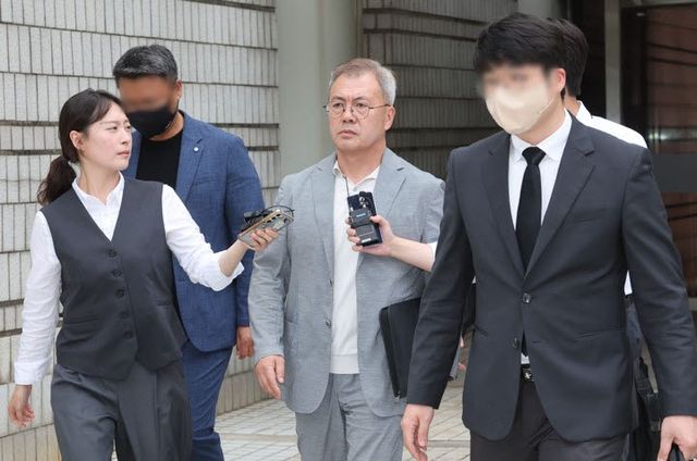 질문받는 강호필 전 육군 지상작전사령관