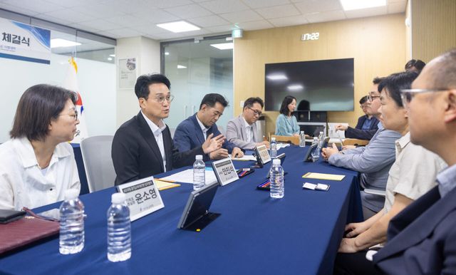 안민석 경기도교육감이 13일 경기도교육청 조원청사에서 진행된 ‘경기교육대전환 및 AI 시대 교육혁신을 위한 업무협약식’에서 모교인 서울대 사범대학 관계자들과 이야기를 나누고 있다.(사진=경기도교육청)