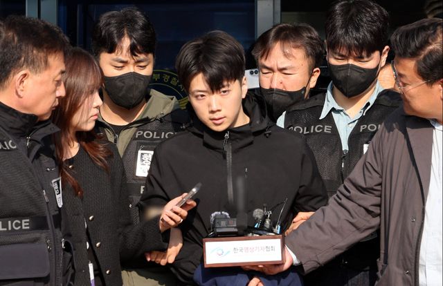 포토라인 선 '여고생 흉기 살인' 장윤기.(사진=연합뉴스)