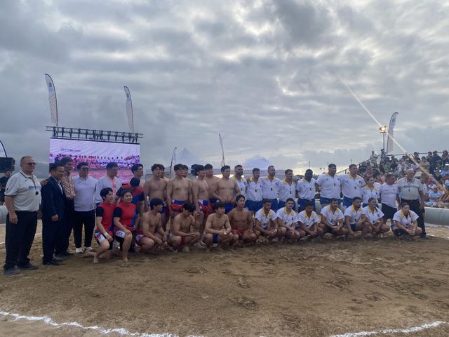 한국 씨름 시범단과 루차 카나리아 선수들이 시범경기를 마친 뒤 함께 기념촬영을 하고 있다. 사진=대한씨름협회