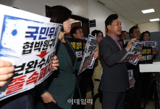 김승수 국민의힘 원내운영수석부대표를 비롯한 국민의힘 의원들이 8일 국회 법제사법위원회 회의실 앞에서 국회 후반기 원 구성과 관련해 더불어민주당을 규탄하고 있다. (사진=노진환 기자)