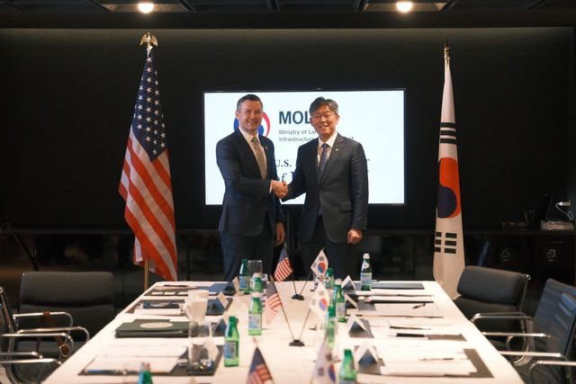 김이탁 국토교통부 1차관이 지난 7일(현지시간) 미국 워싱턴 DC에서 열린 네바다주 리튬·붕소 플랜트 업무협약 체결식에서 기념 촬영하고 있다.(사진=국토교통부)