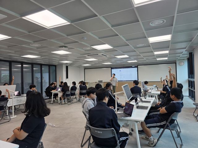 경기도 광주시 퇴촌면 광수중학교 과학수업 중 학생들이 교사의 질문에 손을 들어 답하고 있다.(사진=신하영 기자)