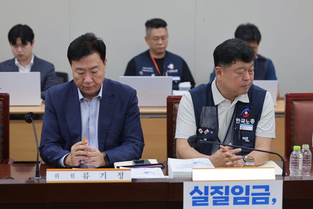 14일 정부세종청사 최저임금위원회에서 열린 제14차 전원회의에서 사용자위원인 류기정 한국경영자총협회(경총) 전무(왼쪽)와 근로자위원인 류기섭 한국노총 사무총장이 굳은 표정으로 발언을 듣고 있다.(사진=연합뉴스)