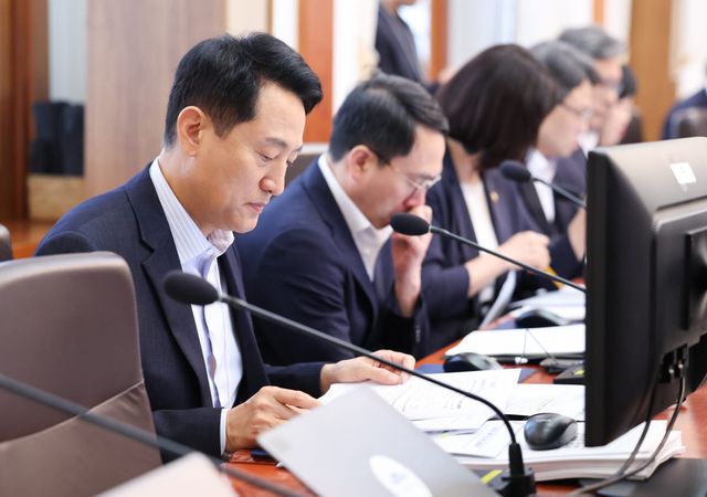 오세훈 서울시장이 14일 청와대에서 이재명 대통령 주재로 열린 국무회의에 참석해 있다. (사진=연합뉴스)