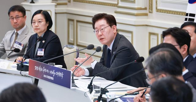 이재명 대통령이 지난 13일 청와대에서 열린 국가재정전략회의에서 김성환 기후에너지환경부 장관에게 질문하고 있다. (사진=연합뉴스)