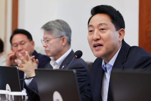 오세훈 서울시장이 14일 청와대에서 이재명 대통령 주재로 열린 국무회의에서 자료제출 관련 발언을 하고 있다.(사진=연합뉴스)