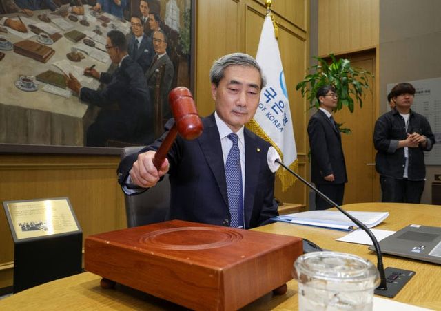 신현송 한국은행 총재가 지난 5월 서울 중구 한국은행에서 열린 금융통화위원회 본회의에 참석해 의사봉을 두드리는 모습. (사진=뉴스1)