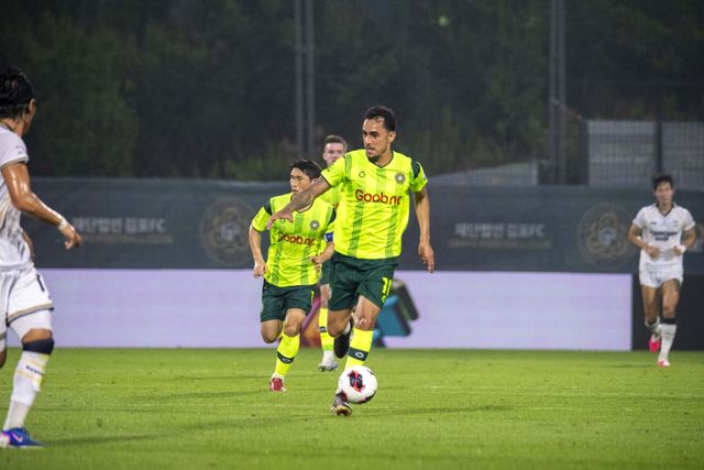 김포FC 선수가 충산아산FC와의 경기에서 공을 몰고 있는 모습. (사진 = 김포FC 홈페이지 캡처)