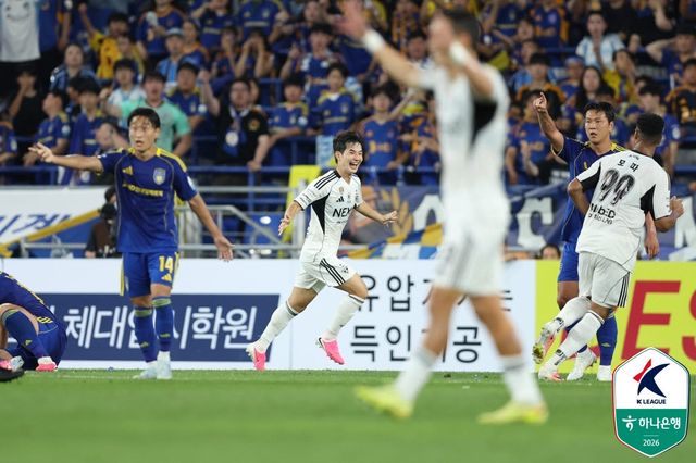 1일 울산 문수축구경기장에서 열린 하나은행 K리그1 2026 17라운드 울산과 전북의 경기. 전북의 선제골이 나오자 울산 선수들이 심판에게 항의하고 있다. 사진=한국프로축구연맹