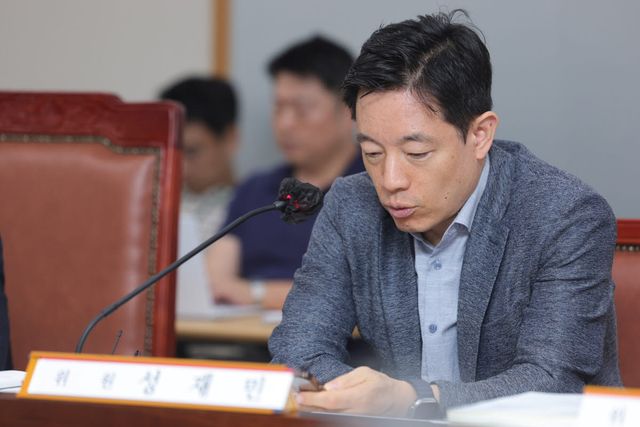 14일 정부세종청사 최저임금위원회에서 열린 제14차 전원회의에서 성재민 공익위원이 발언하고 있다. (사진=연합뉴스)