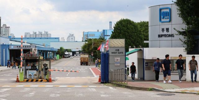 한국GM 인천 부평공장에서 근로자들이 이동하고 있다. (사진=연합뉴스)