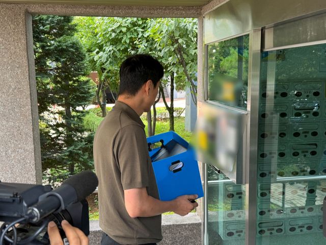 지난 15일 오전 경찰이 미성년자 성매매 혐의를 받는 청주시의원의 자택을 압수수색하기 위해 현관에 들어가려 하고 있다. (사진=뉴스1)
