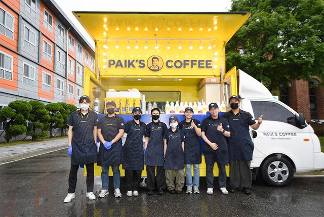빽다방이 지난 9일 인천 해군기지를 찾아 장병 약 1400명을 대상으로 커피트럭을 운영하고 음료 800잔과 베이커리 2800개를 전달했다. (사진=더본코리아).
