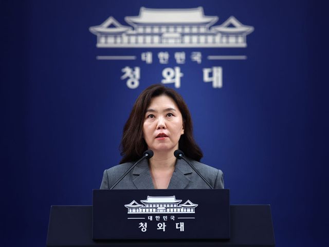 강유정 청와대 수석대변인이 15일 춘추관에서 환경미화원 임금 지급 실태 관련 브리핑을 하고 있다.(사진=연합뉴스)