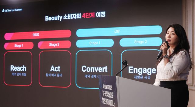 [이데일리 이영훈 기자] 김예은 틱톡코리아 버티컬헤드가 15일 서울 중구 순화동 KG타워에서 열린 ‘K-제약바이오 헬스케어 미국 수출 경쟁력 강화 세미나’에서 ‘글로벌 제약바이오 기업들의 틱톡을 통한 미국 현지 마케팅 성공사례’ 주제로 발표를 하고 있다.