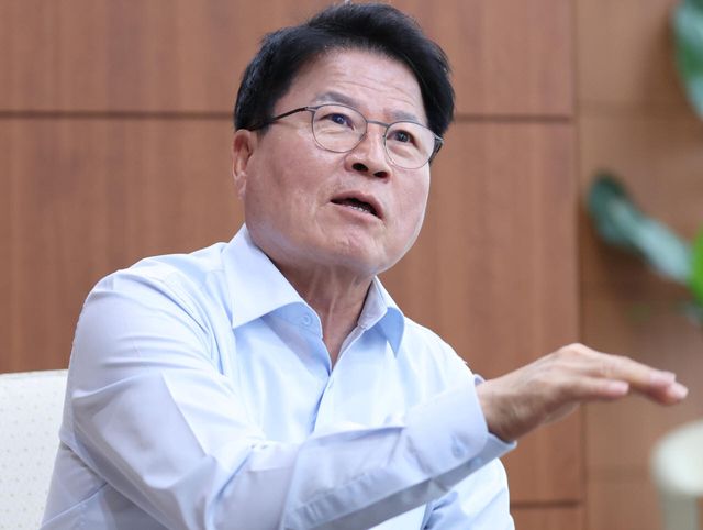 [이데일리 노진환 기자] 이주수 한국에너지정보문화재단 대표이사가 2일 에너지정보문화재단에서 이데일리와 인터뷰를 하고 있다.