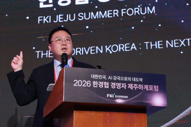 최재식 카이스트 지정석좌교수가 15일 제주 롯데호텔에서 열린 ‘2026 한경협 경영자 제주하계포럼’에서 기조강연을 하고 있다. (사진=한경협)